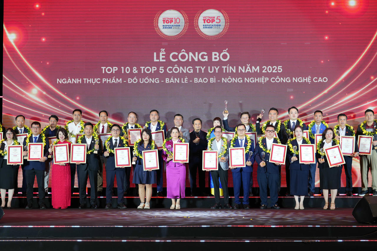 Đại diện các doanh nghiệp được vinh danh tại Lễ công bố Top 10 & Top 5 công ty uy tín năm 2025 ngành thực phẩm - đồ uống - bán lẻ - bao bì - nông nghiệp công nghệ cao.