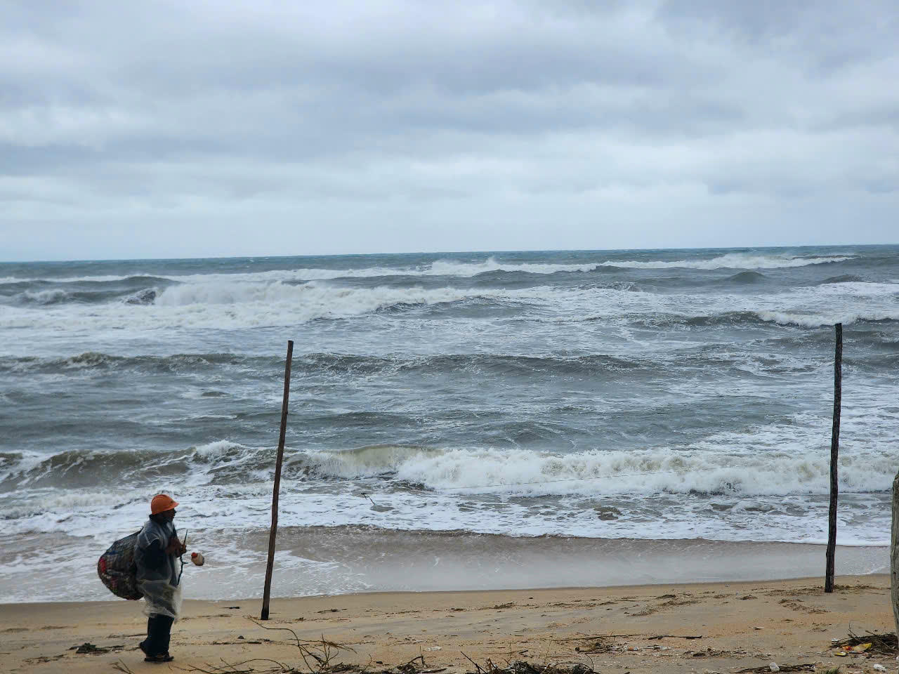 Bộ đội trực chiến, dân ven biển miền Trung khẩn trương chằng chống trước bão Kalmaegi