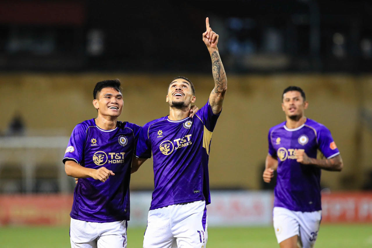 Nhóm đầu bảng bám đuổi nhau kịch tính