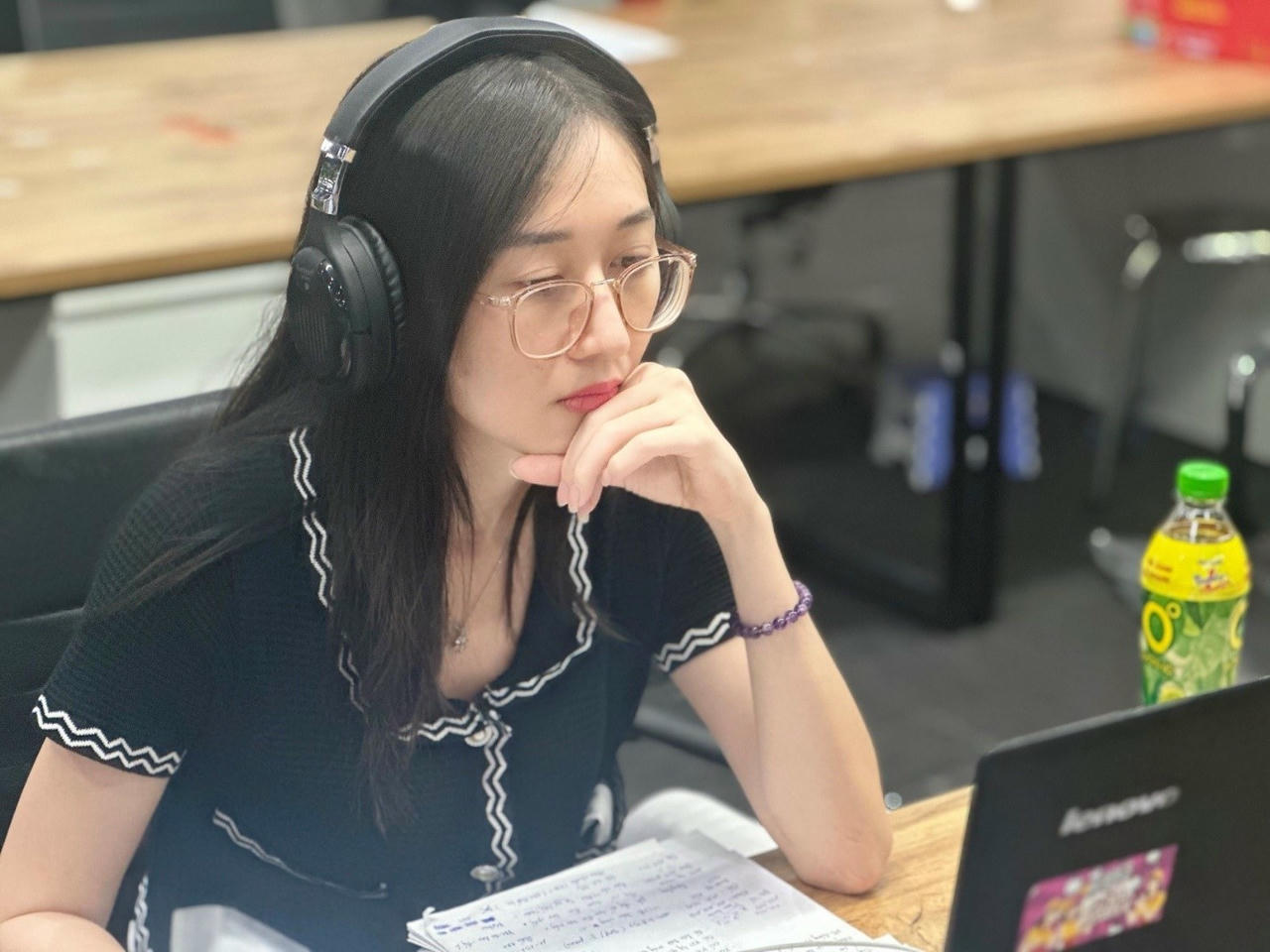 Một chai trà, một chuyến xe, một lần thắng stress: Những khoảnh khắc trẻ chọn dừng lại để giải nhiệt cuộc sống