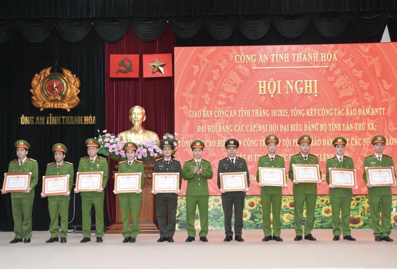 Nhiều tập thể, cá nhân có thành tích, chiến công xuất sắc trong công tác bảo đảm an ninh, trật tự được biểu dương, khen thưởng. (Ảnh: CA TH)