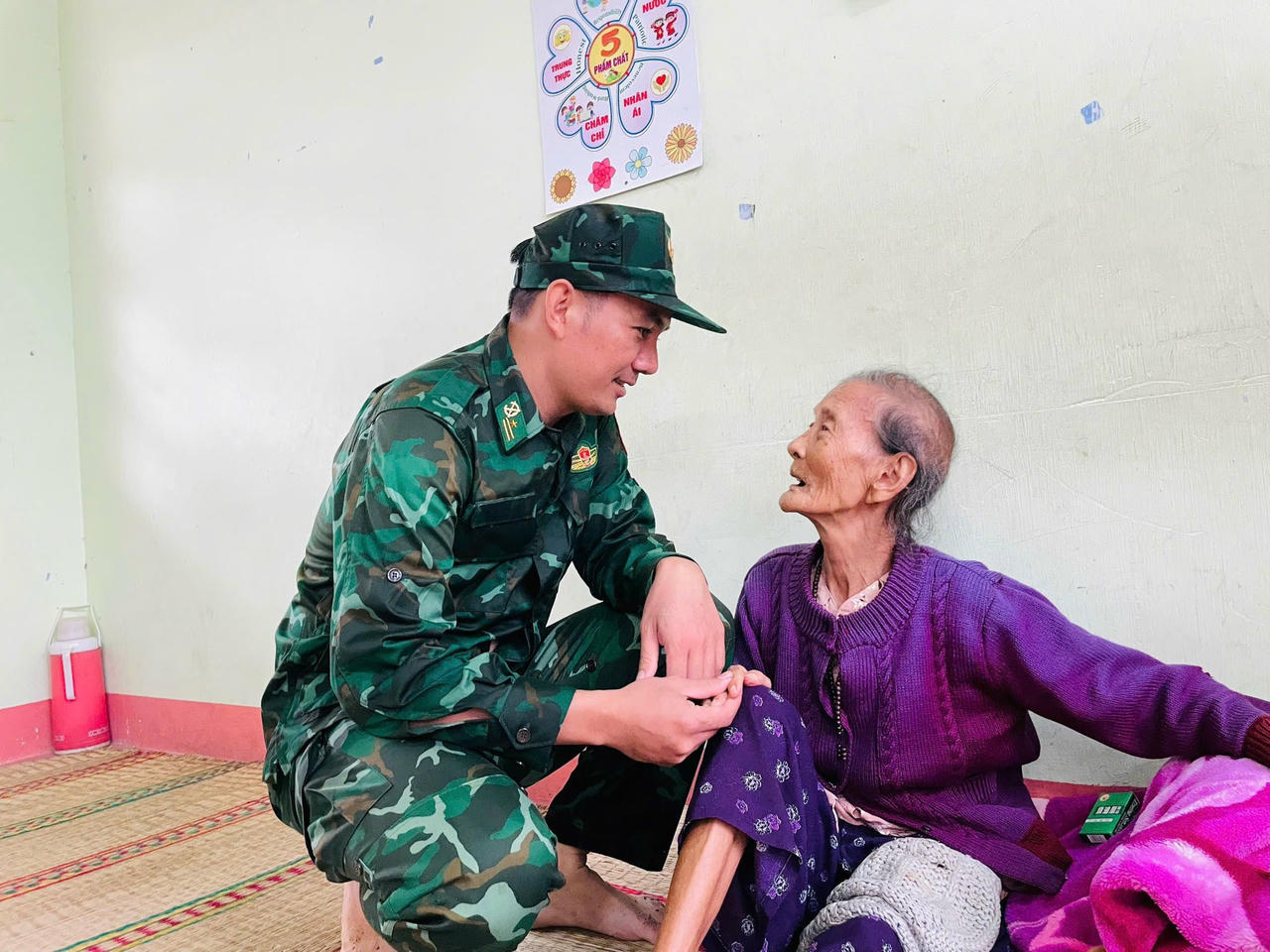 BĐBP Đắk Lắk thăm hỏi người già tại nơi trú ẩn an toàn.