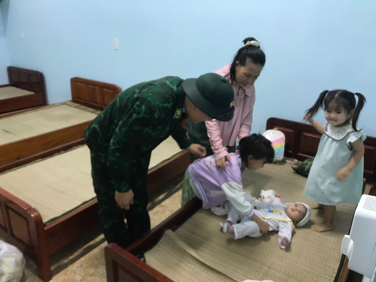 BĐBP Đắk Lắk chuẩn bị đầy đủ các điều kiện thiết yếu cho nhân dân tại nơi trú ẩn.