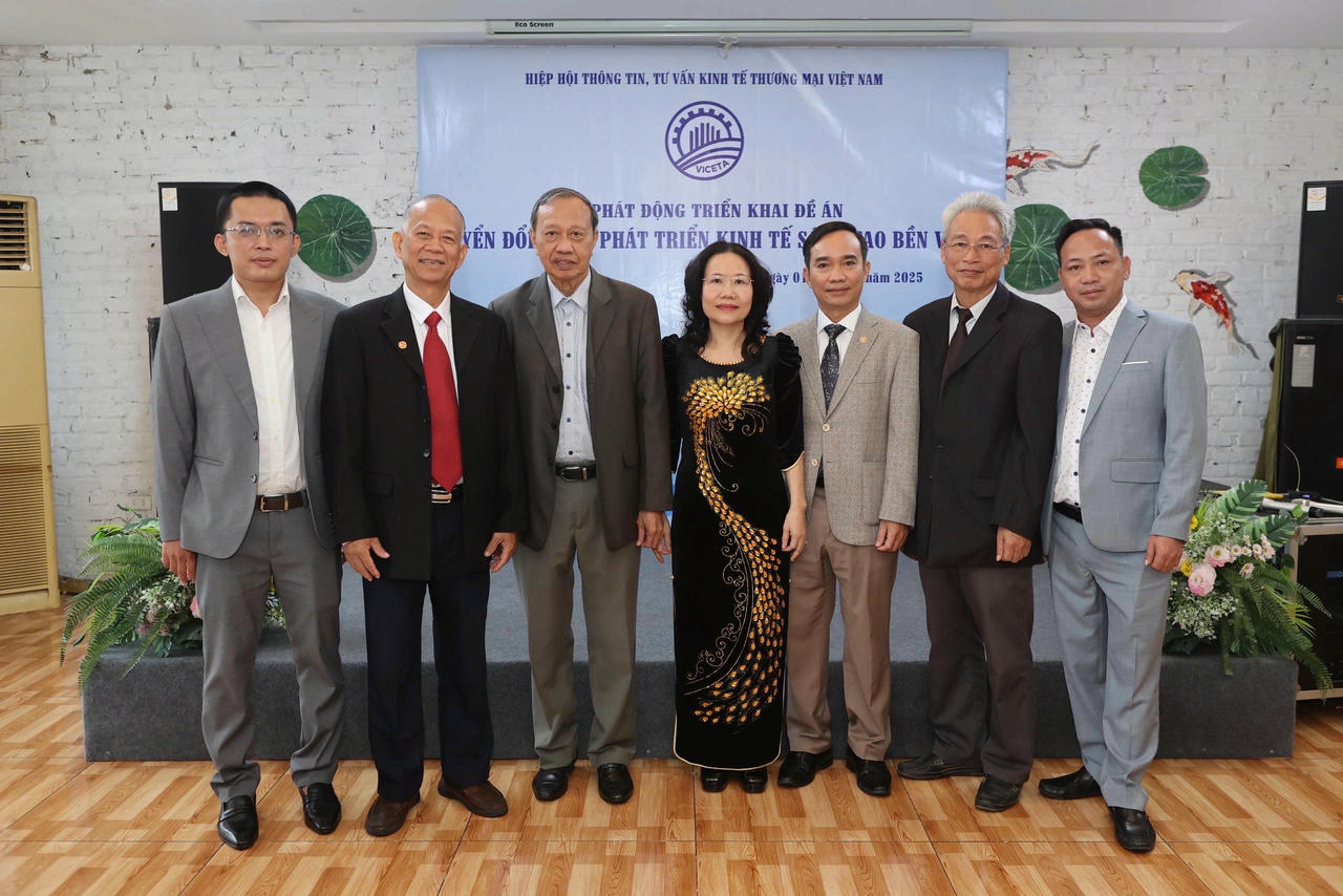 Nhóm sản xuất trực tiếp của đề án chụp ảnh cùng ông Lương Văn Tự.