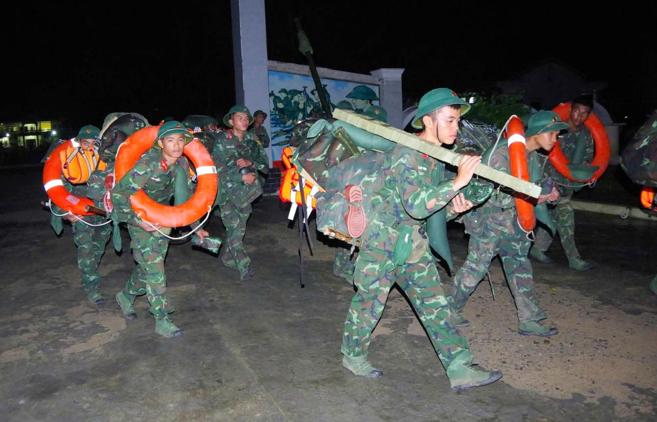 Bộ đội xuất quân ứng phó bão số 13 tại Gia Lai