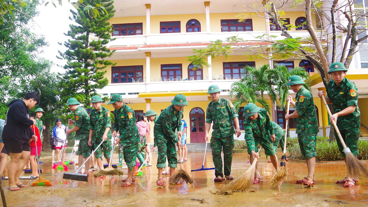 Cán bộ, chiến sĩ BĐBP tỉnh Quảng Trị hỗ trợ khắc phục hậu quả sau mưa lũ tại Trường trung học cơ sở Kiến Giang.