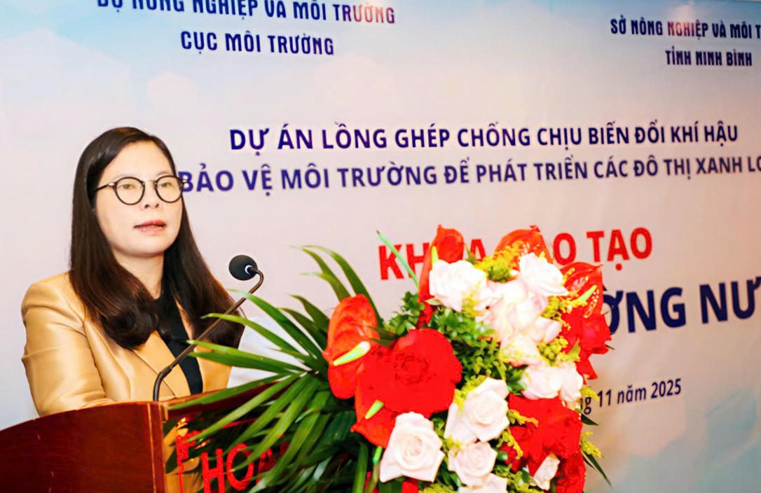 Bà Trần Thị Thu Hương, đại diện Dự án “Lồng ghép chống chịu biến đổi khí hậu và bảo vệ môi trường để phát triển các đô thị xanh loại II” phát biểu tại khóa học.