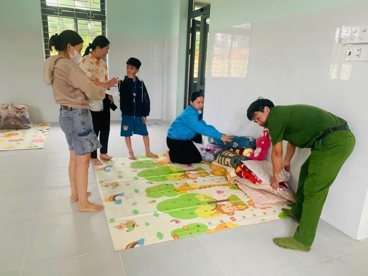 Bộ đội trực chiến, dân ven biển miền Trung khẩn trương chằng chống trước bão Kalmaegi