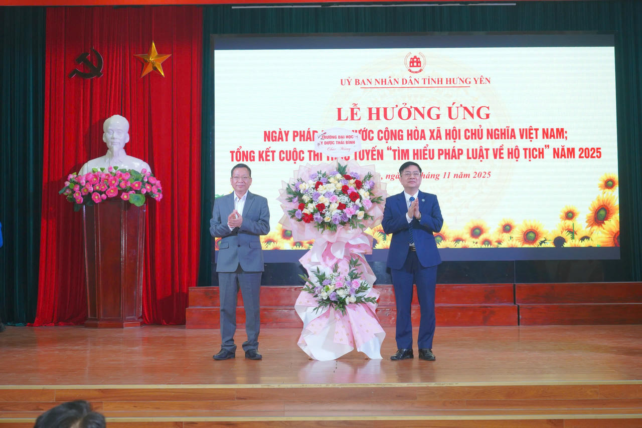 Lãnh đạo Trường Đại học y dược Thái Bình tặng hoa nhân dịp Lễ hưởng ứng Ngày Pháp luật Việt Nam