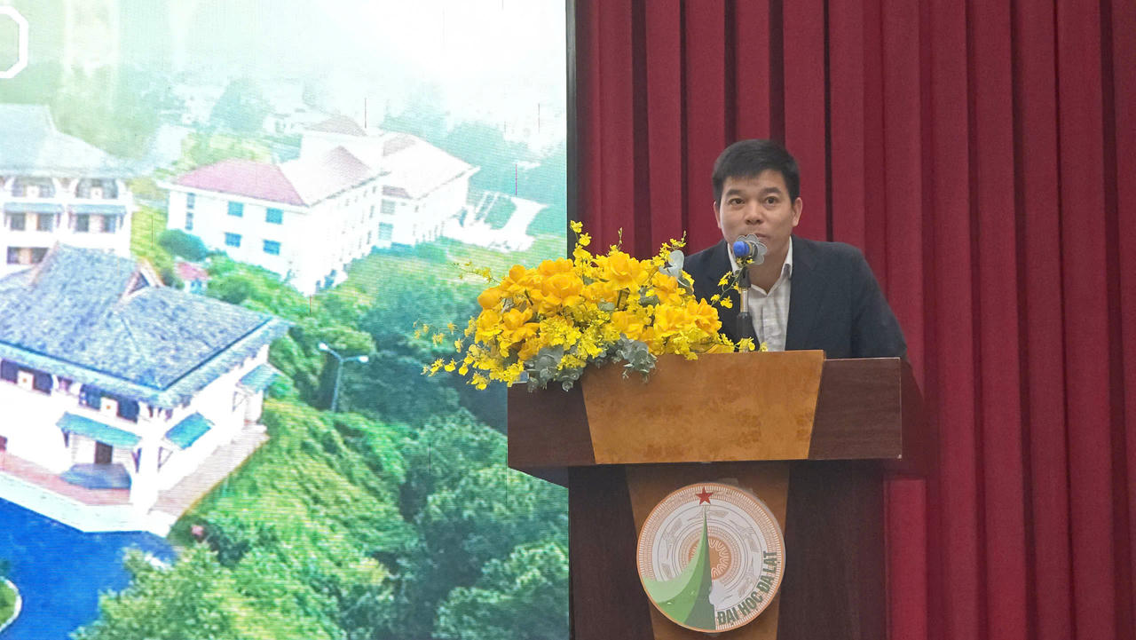 Tiến sĩ Nguyễn Văn Ngọc, Phó Hiệu trưởng Trường Đại học Đà Lạt phát biểu tại hội thảo.