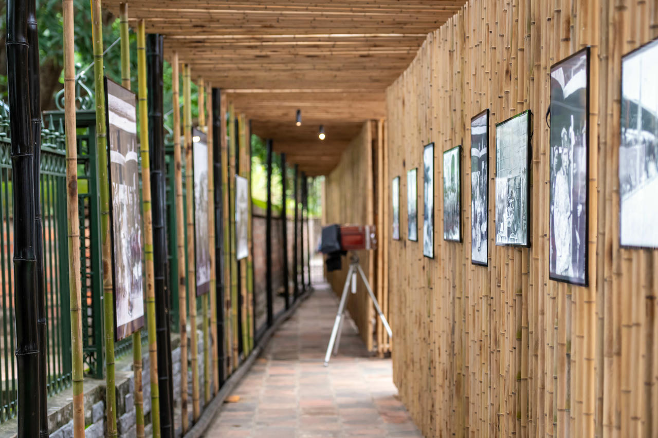 Lấy cảm hứng từ chính "kiến trúc của các trường thi xưa" không gian triển lãm lấy&nbsp;chất liệu tre truyền thống" với "phong cách thiết kế đương đại"