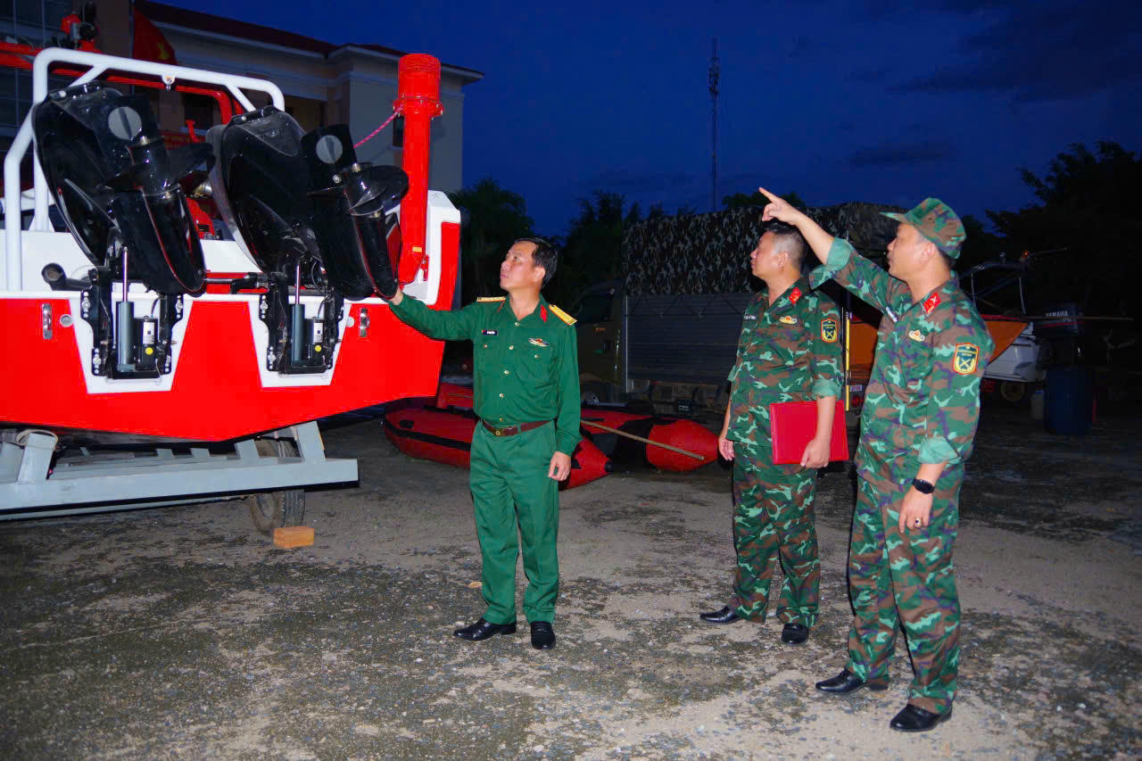 Bộ đội trực chiến, dân ven biển miền Trung khẩn trương chằng chống trước bão Kalmaegi