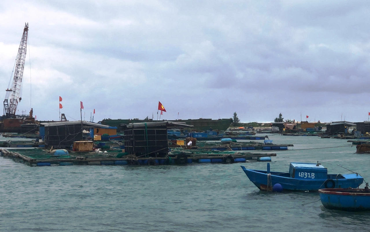 Ngư dân đặc khu Lý Sơn neo đầu tàu thuyền tránh trú bão. 