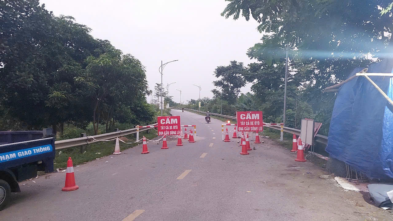 Người đi bộ, xe đạp, xe gắn máy, xe mô tô được phép lưu thông qua cầu Sông Lô. Ảnh: Đức Tuyển.