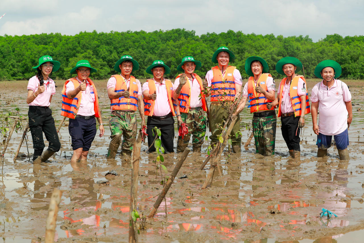 Tình nguyện viên tham gia trồng rừng ngập mặn tại Vĩnh Long