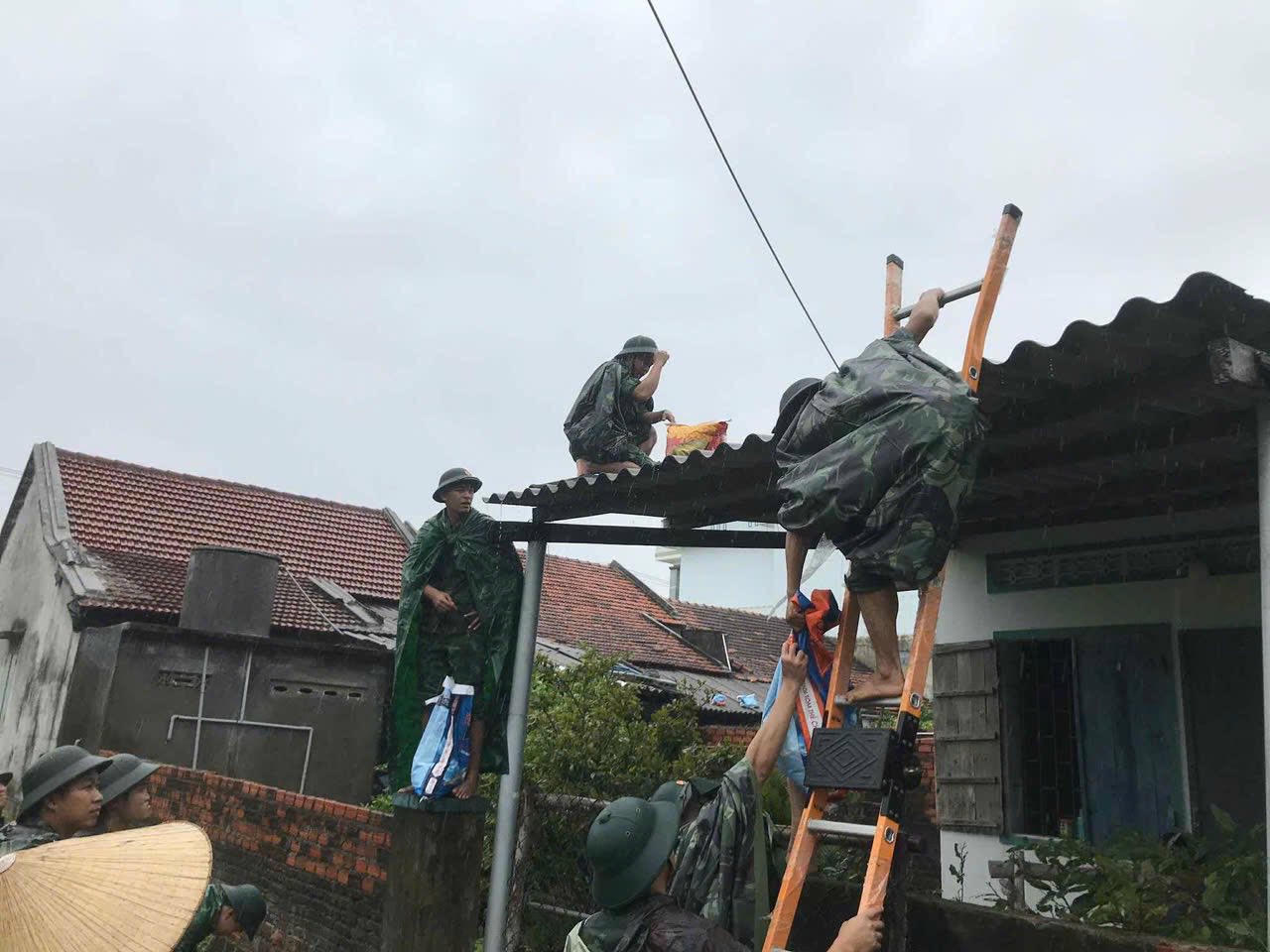 Lực lượng biên phòng Đắk Lắk hỗ trợ nhân dân chằng chống nhà cửa.