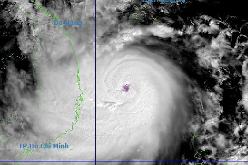 Bão số 13 giật trên cấp 17 tiến sát Quy Nhơn