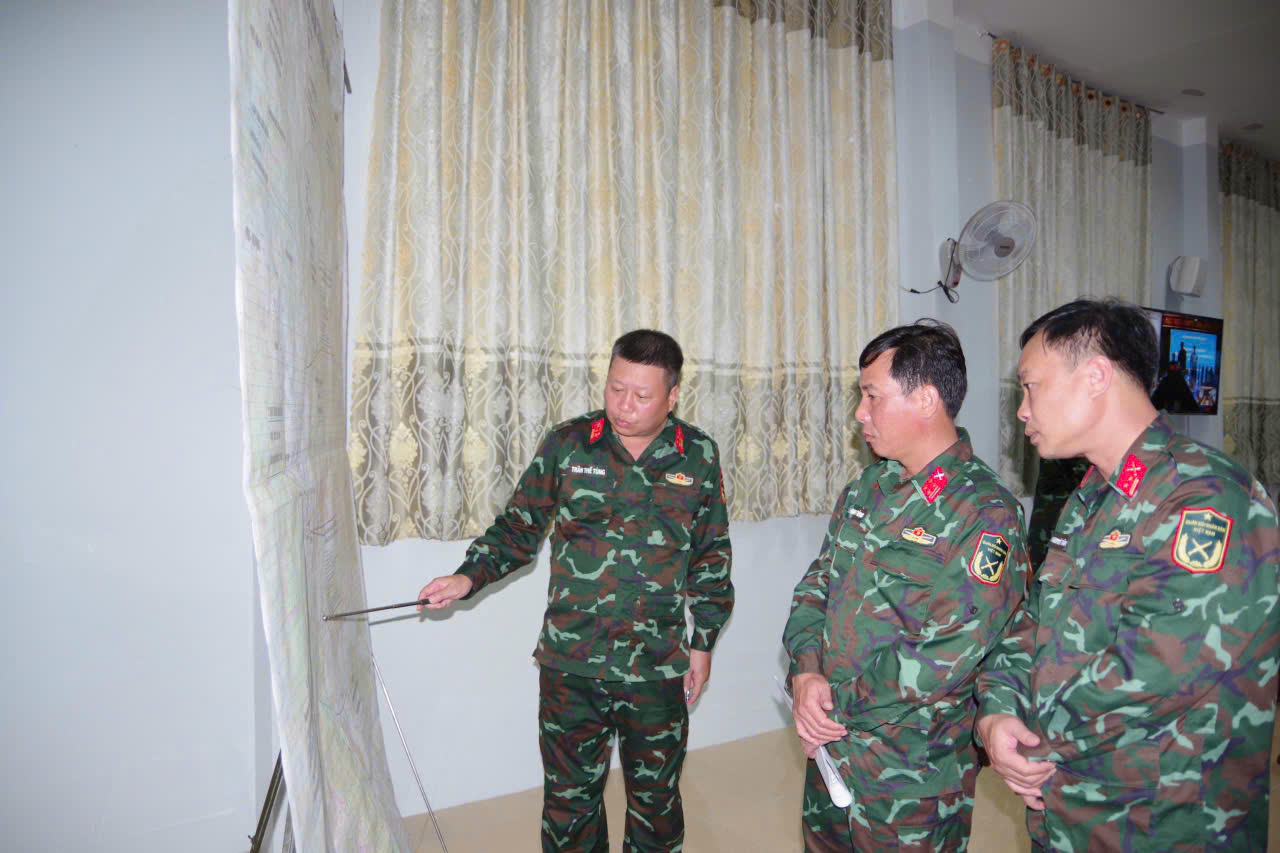 Bộ đội trực chiến, dân ven biển miền Trung khẩn trương chằng chống trước bão Kalmaegi