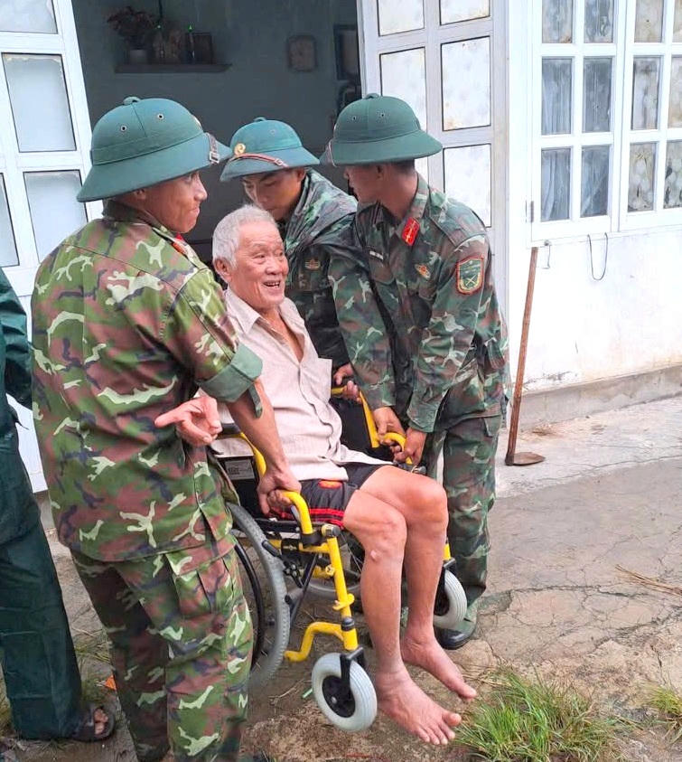 Cán bộ, chiến sĩ thuộc Sư đoàn 31 sơ tán người dân đến nơi an toàn.