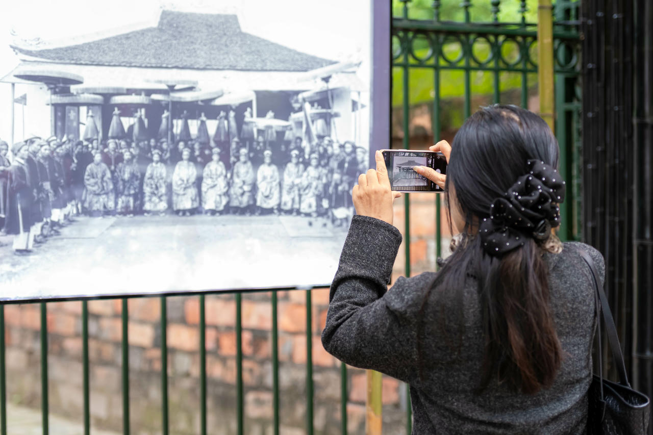 Du khách tham quan triển lãm đang chụp lại những bức ảnh tư liệu