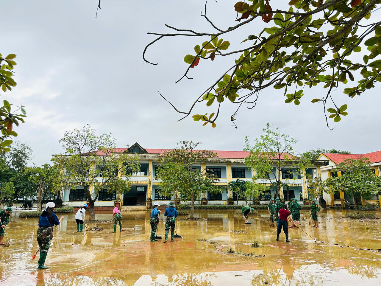 Bộ đội Biên phòng phối hợp cùng giáo viên, phụ huynh dọn vệ sinh để chuẩn bị đón học sinh trở lại trường.