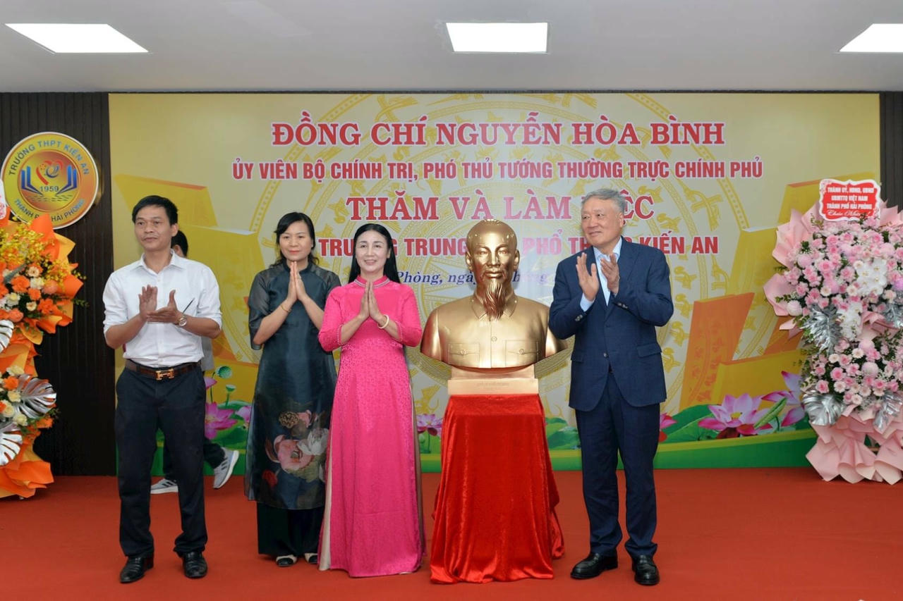 Phó Thủ tướng Thường trực Chính phủ Nguyễn Hoà Bình tặng Trường THPT Kiến An bức tượng chân dung Bác Hồ.