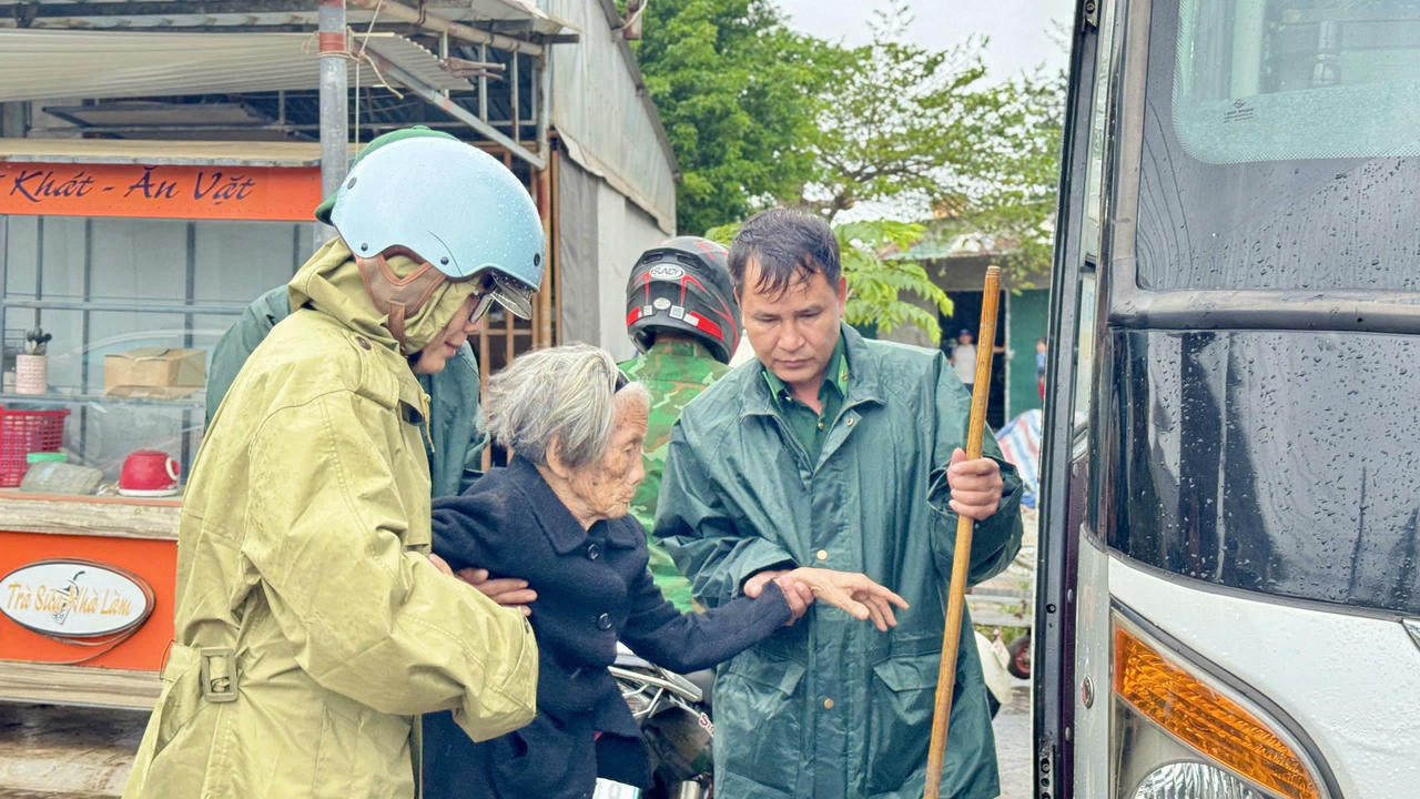 Lực lượng chức năng đưa người dân xã Vạn Tường đi tránh bão số 13.