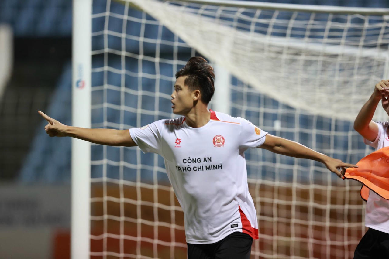 V.League: ‘Cuộc chiến’ trong mưa bão ở miền Trung