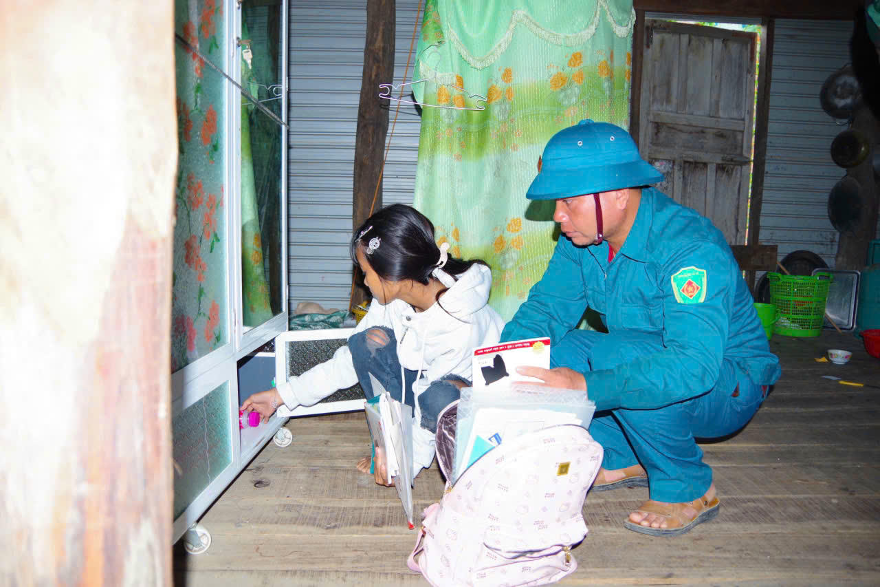 Bộ đội trực chiến, dân ven biển miền Trung khẩn trương chằng chống trước bão Kalmaegi