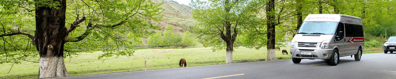 Xe ngân hàng lưu động góp phần đưa vốn Agribank đến từng bản làng.