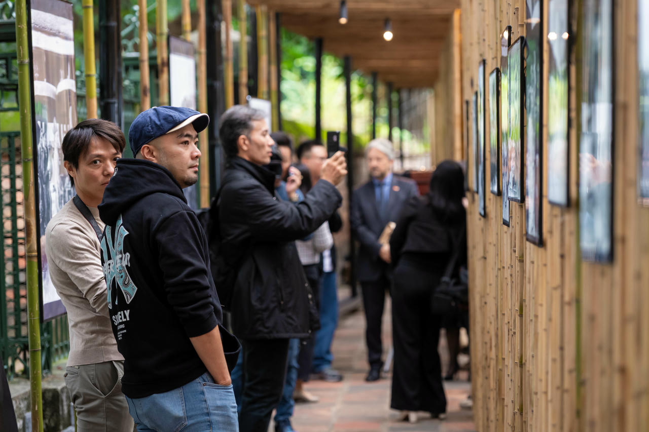 Du khách tham quan triển lãm&nbsp;ảnh của André Salles tại Văn Miếu - Quốc Tử Giám
