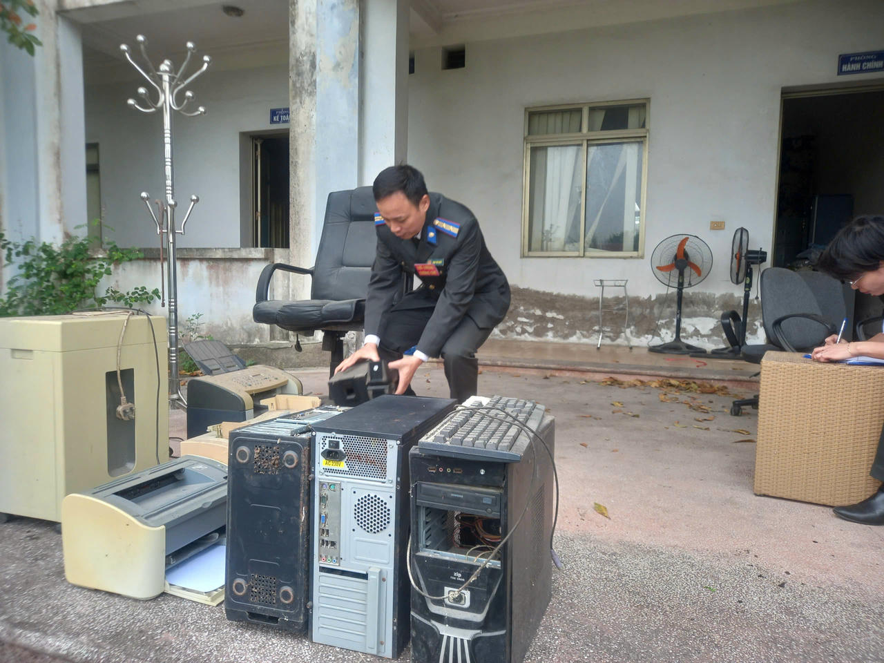 Cưỡng chế bàn giao tài sản của Công ty CP Hoàng Long Steel cho đơn vị trúng đấu giá