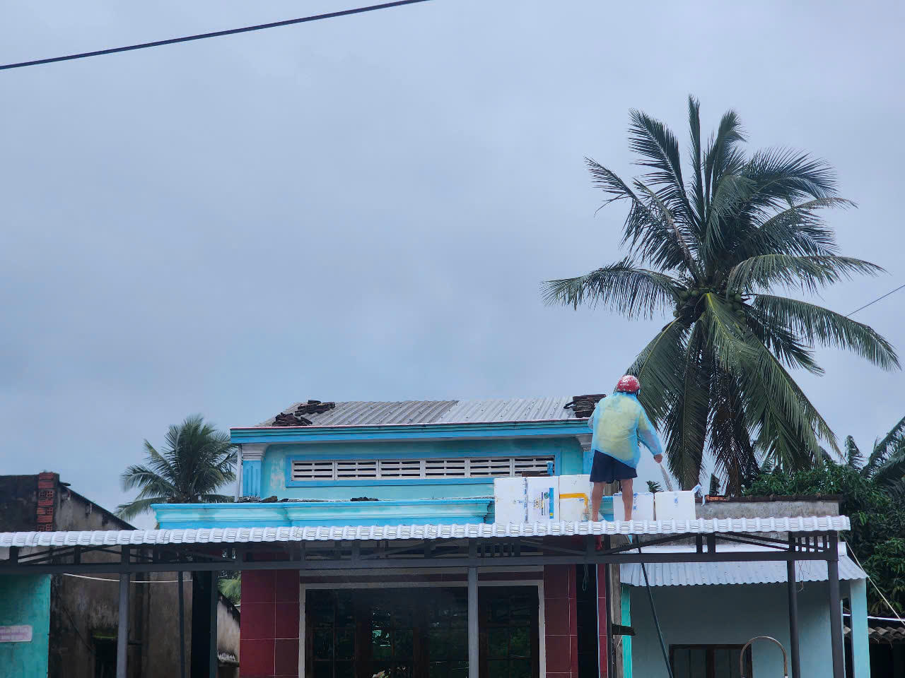 Bộ đội trực chiến, dân ven biển miền Trung khẩn trương chằng chống trước bão Kalmaegi