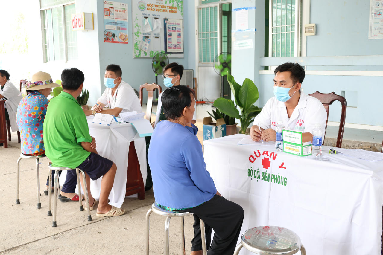 Các y, bác sĩ quân y tư vấn, khám bệnh cho người dân.