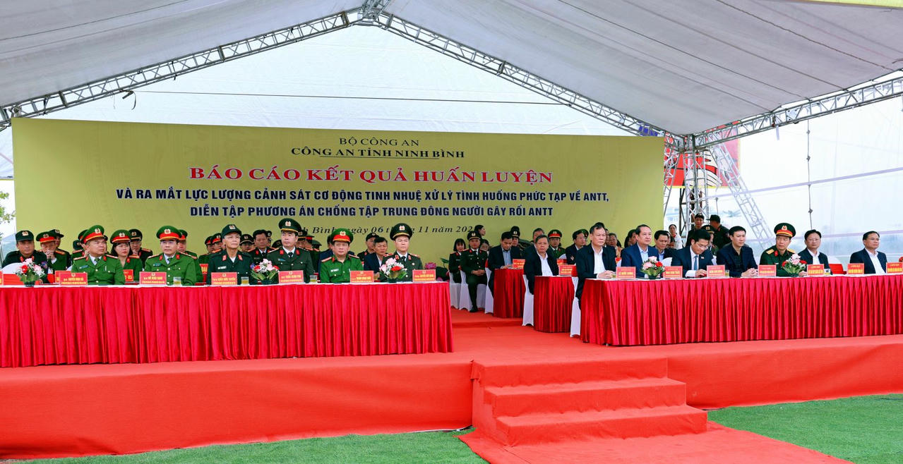 Các đại biểu tham dự.