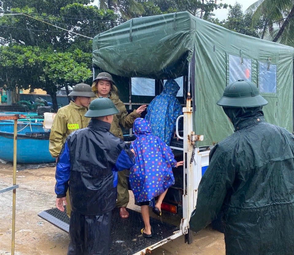 Lực lượng chức năng Đắk Lắk di chuyển người dân đến vùng an toàn.