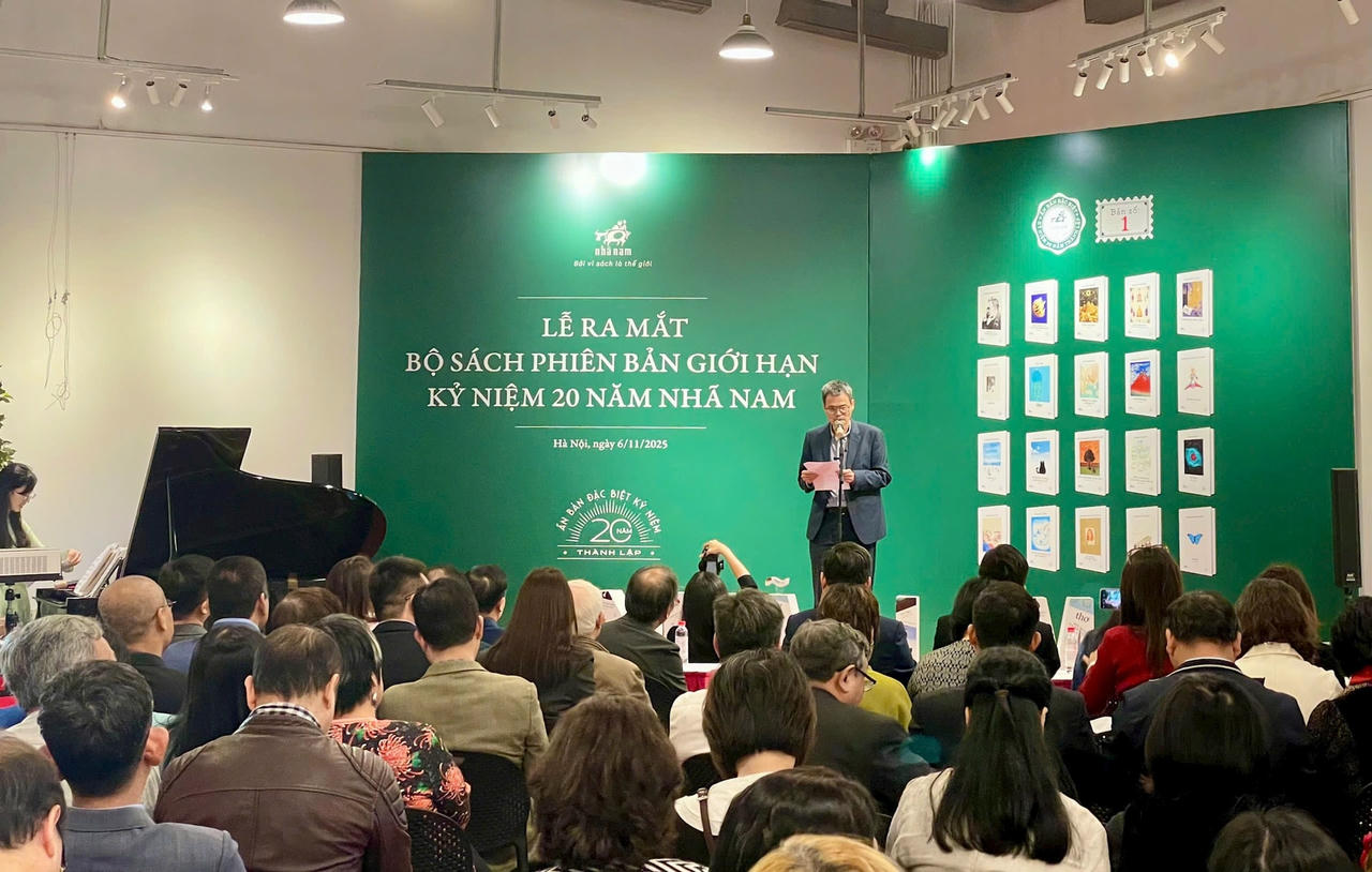 Quang cảnh buổi ra mắt bộ sách