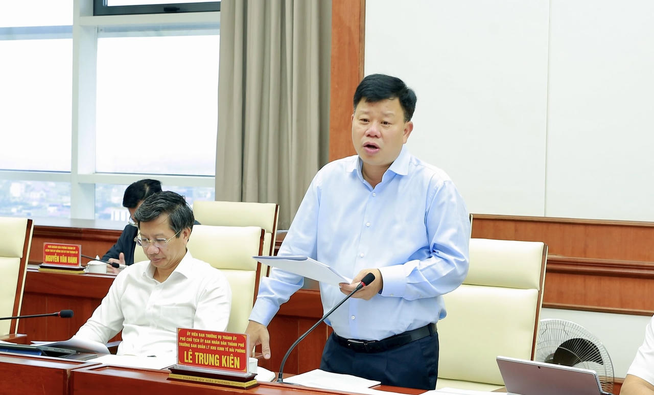 Phó Chủ tịch UBND thành phố, Trưởng Ban Quản lý Khu kinh tế Hải Phòng Lê Trung Kiên phát biểu tại hội nghị.