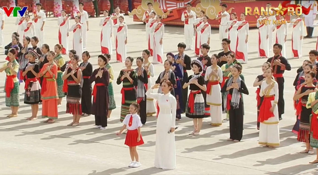 Ca sĩ Mỹ Tâm và bé Hà Thủy Tiên cùng biểu diễn tại Quảng trường Ba Đình sáng 2/9. (Nguồn: FBNV)