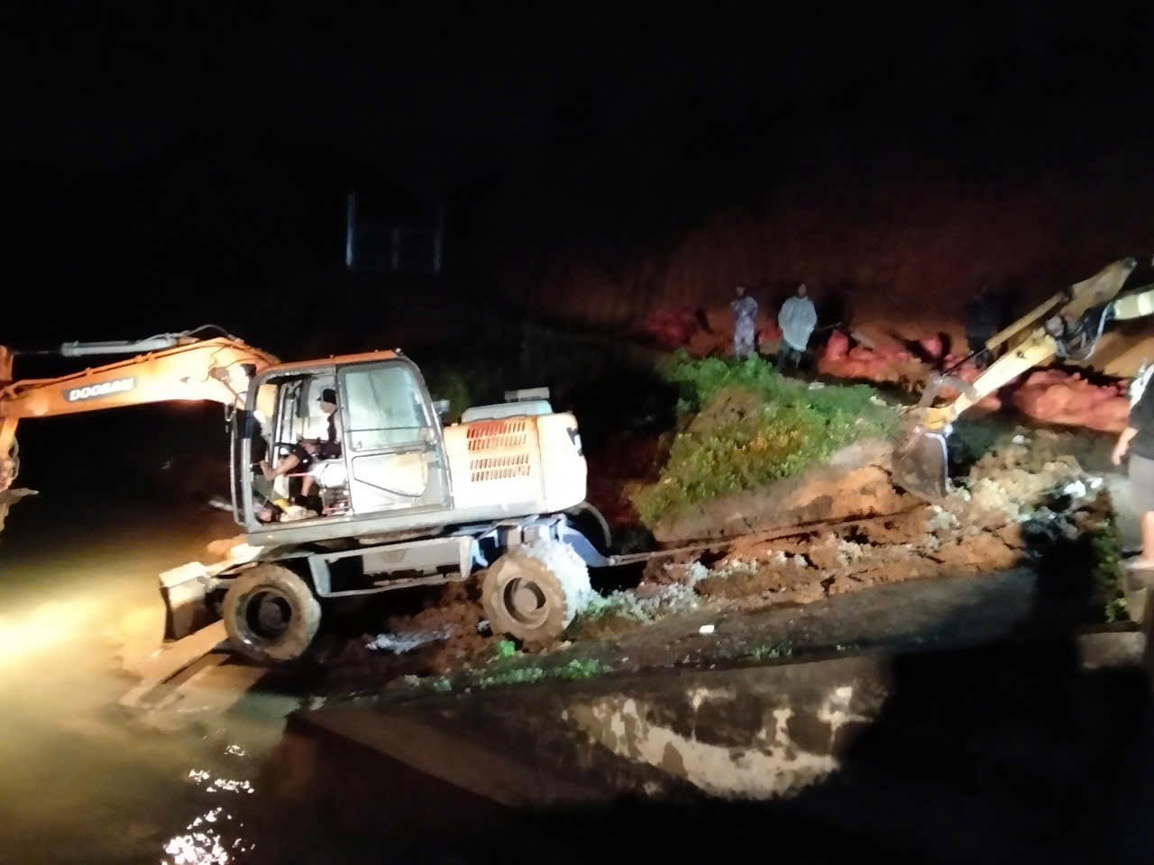 Nhiều máy móc được huy động, sẵn sàng ứng phó.