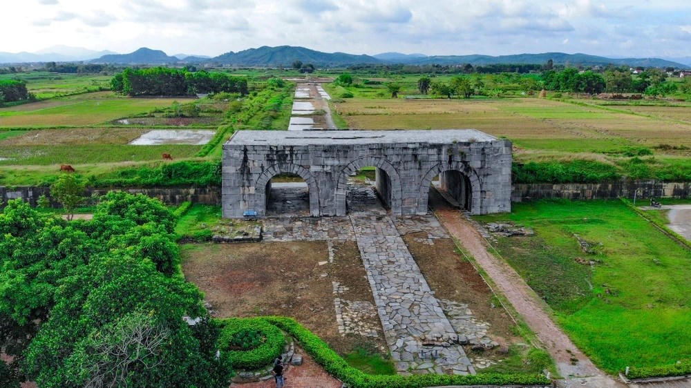 ទិដ្ឋភាពបែប Panoramic នៃ Citadel រាជវង្សហូពីខាងលើ ដែលជារចនាសម្ព័ន្ធថ្មតែមួយគត់របស់ប្រទេសវៀតណាម ដែលត្រូវបានទទួលស្គាល់ដោយ UNESCO ជាបេតិកភណ្ឌវប្បធម៌ពិភពលោកក្នុងឆ្នាំ 2011។