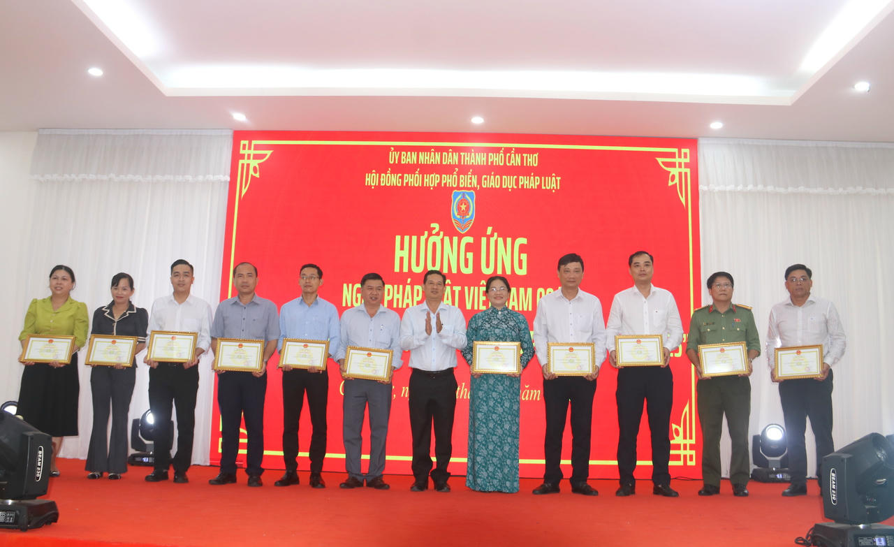 Ông Hồ Minh Hải - Phó Giám đốc Sở Tư pháp TP Cần Thơ (thứ 6, phải sang) trao giải cho các tập thể và cá nhân đạt giải