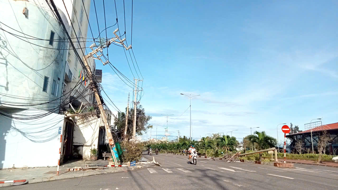 Nhiều trụ điện ở Gia Lai bị đổ gãy do bão số 13.