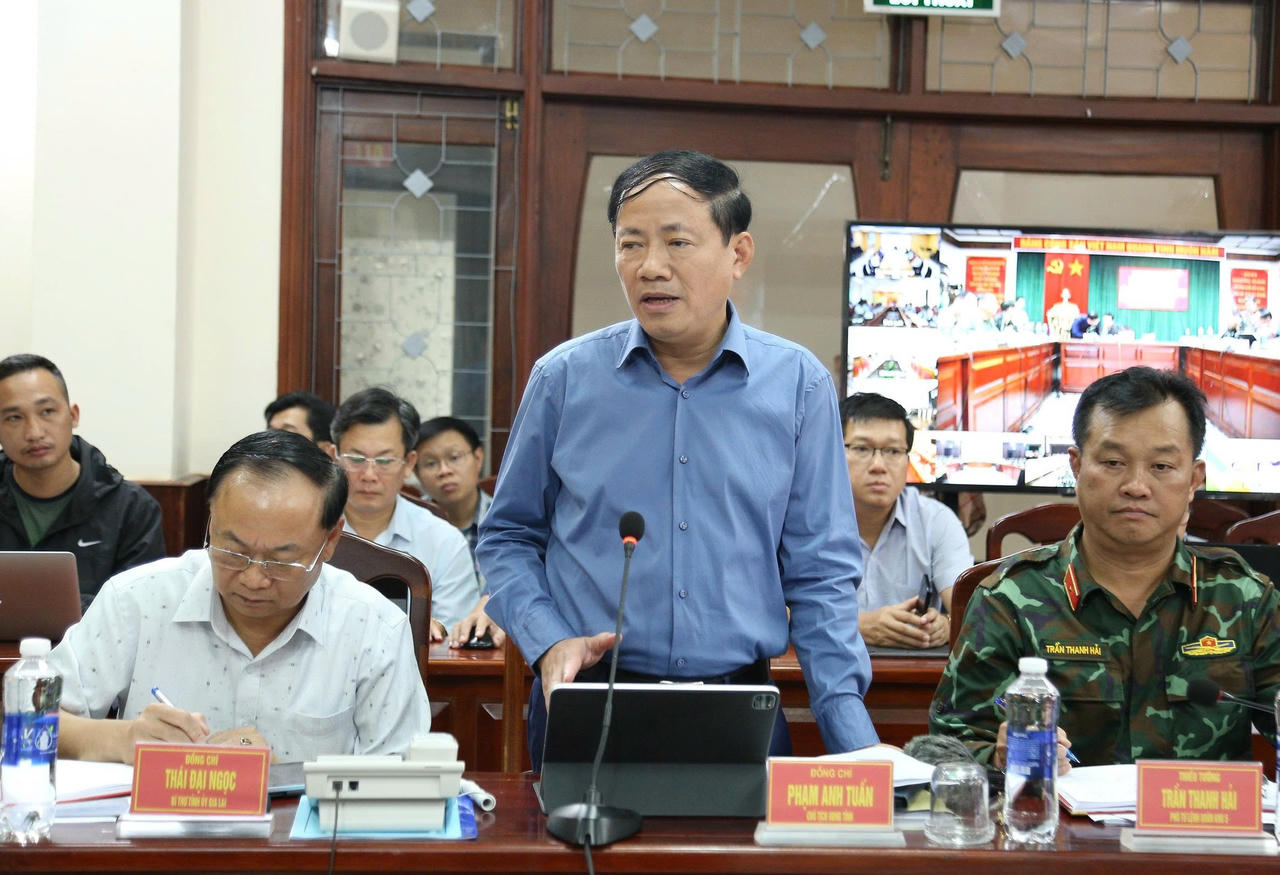 Ông Phạm Anh Tuấn - Chủ tịch UBND tỉnh Gia Lai báo cáo tại cuộc họp.