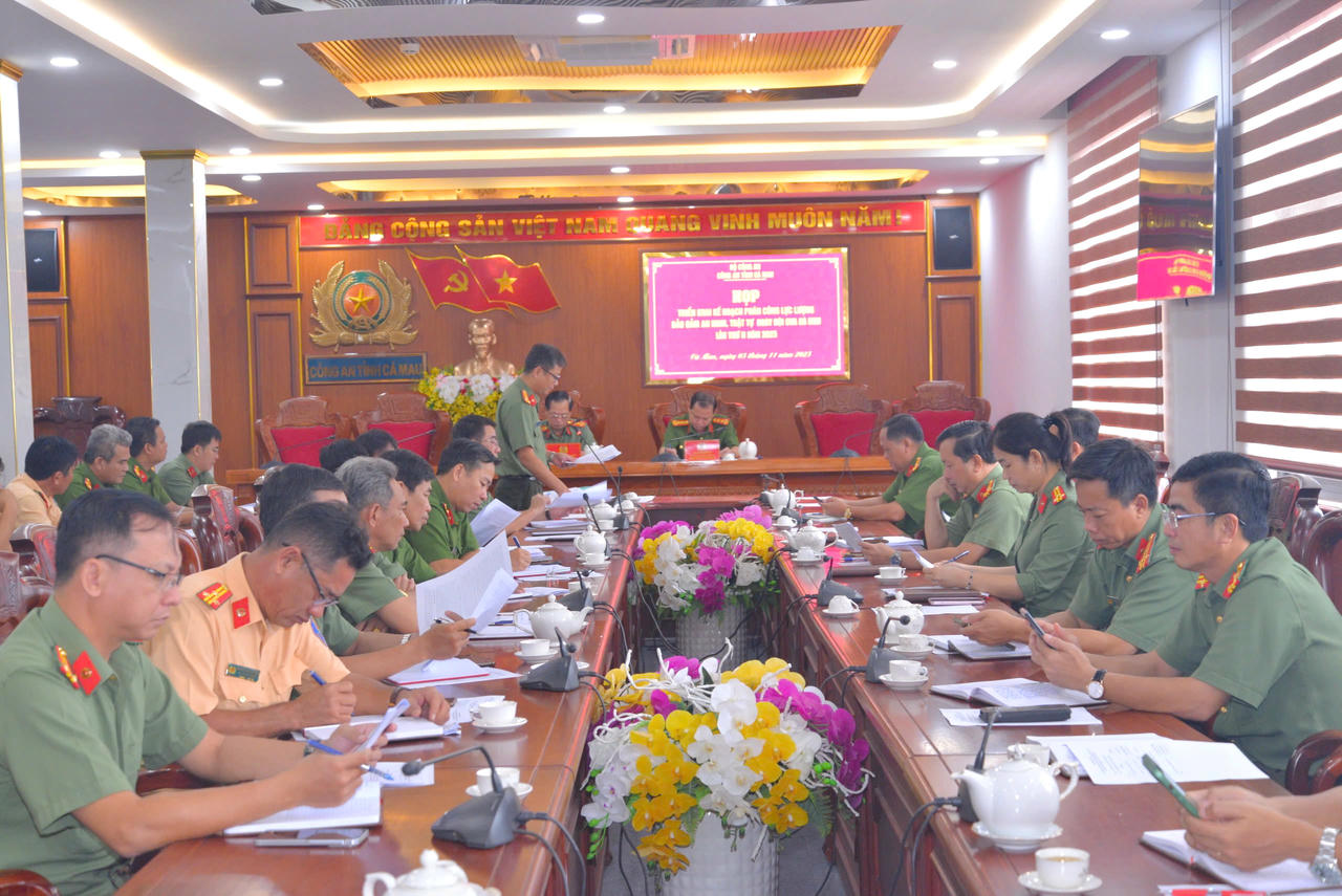 Quang cảnh buổi họp triển khai kế hoạch phân công lực lượng bảo đảm an ninh, trật tự Ngày hội Cua Cà Mau lần thứ II năm 2025.