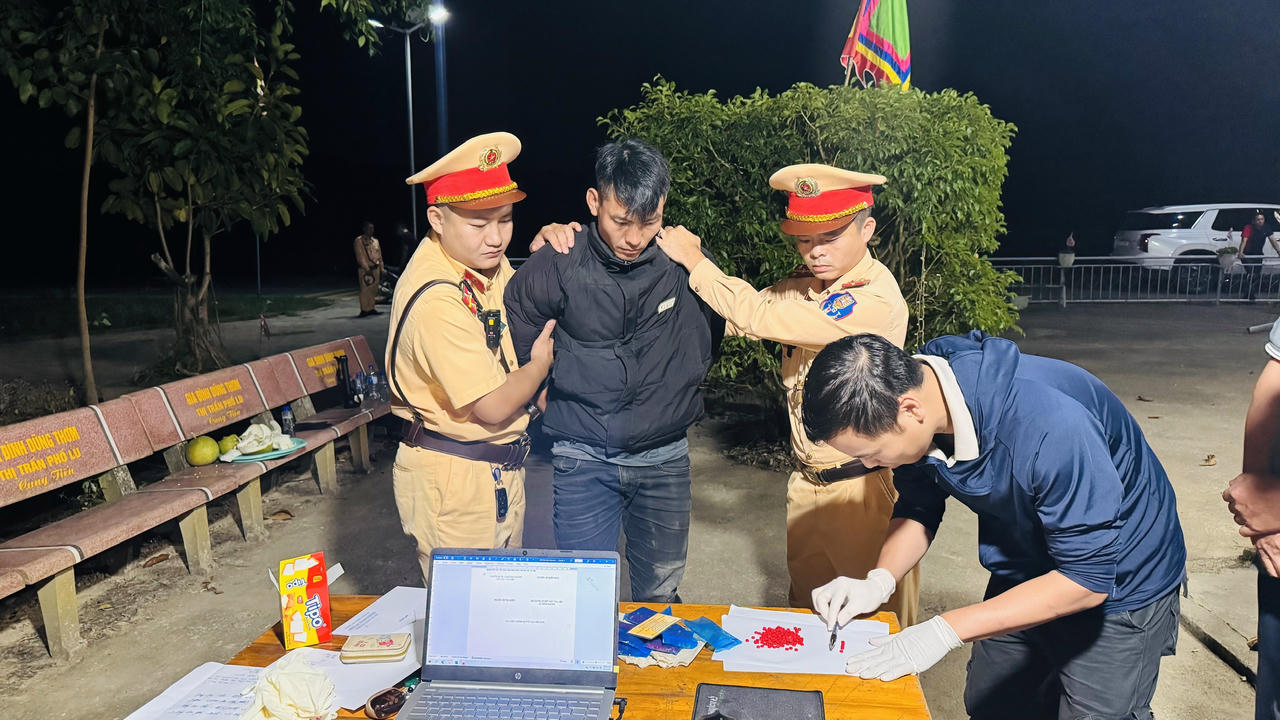 Bắt quả tang hai đối tượng mua bán trái phép 1.400 viên ma túy tổng hợp