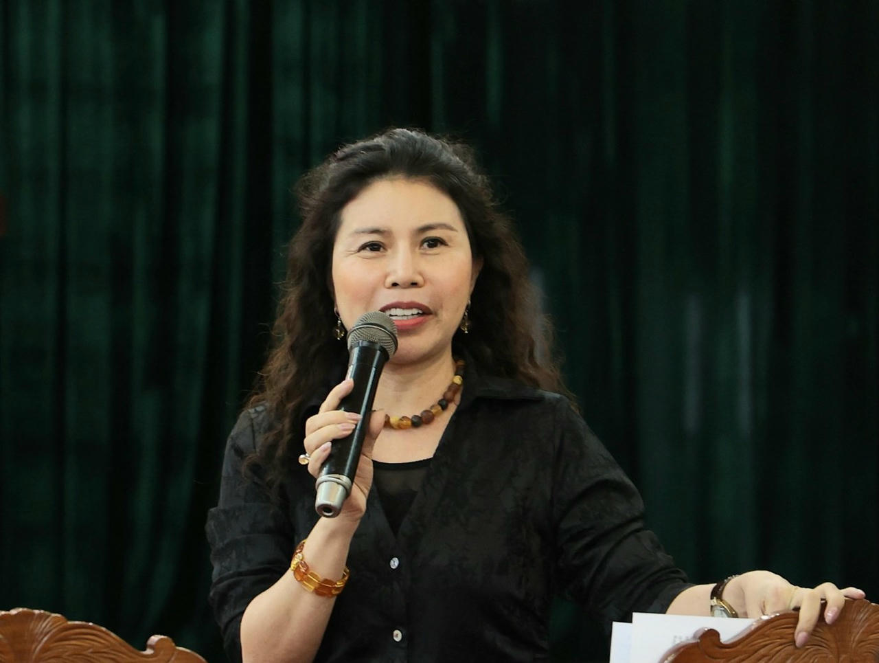 Bà Hoàng Thị Khánh Phương – Phó Giám đốc Trung tâm Truyền thông - Giáo dục sức khoẻ Trung ương phát biểu ý kiến về 2 dự thảo Luật.