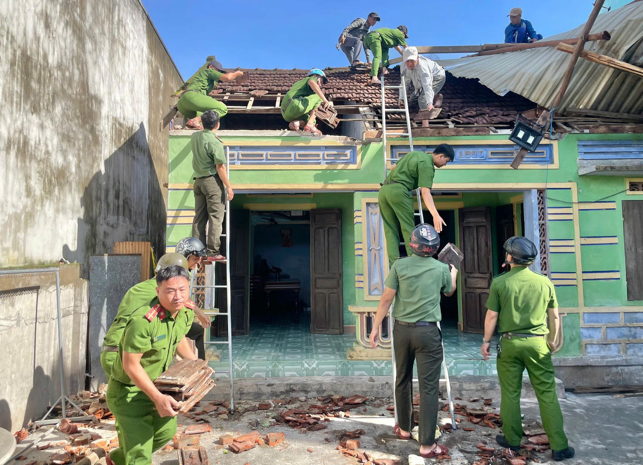 Lực lượng Công an tỉnh Đắk Lắk hỗ trợ dân khắc phục hậu quả sau bão