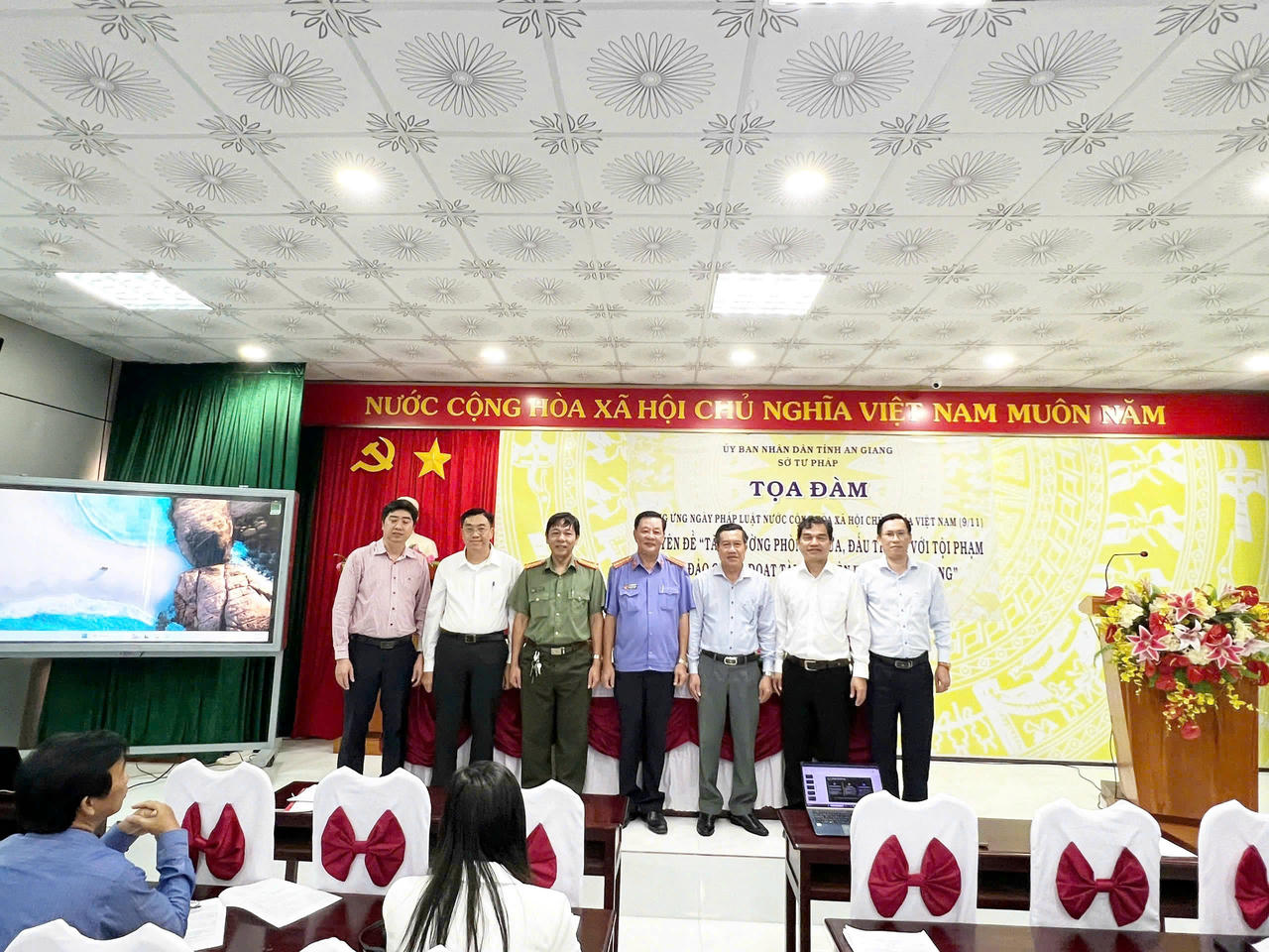 Đại biểu tham dự tọa đàm chụp ảnh lưu niệm.