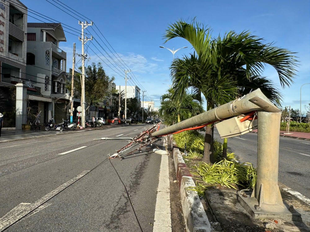 Lực lượng vũ trang hỗ trợ người dân khắc phục hậu quả bão số 13